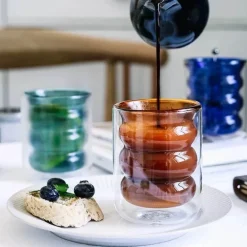 Isolierter doppelwandiger Glasbecher mit Wellendesign – transparenter, hitzebeständiger Becher