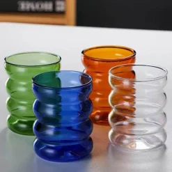 Isolierter doppelwandiger Glasbecher mit Wellendesign – transparenter, hitzebeständiger Becher