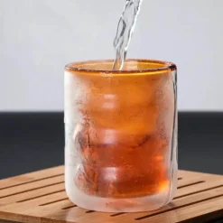 Isolierter doppelwandiger Glasbecher mit Wellendesign – transparenter, hitzebeständiger Becher