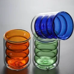 Isolierter doppelwandiger Glasbecher mit Wellendesign – transparenter, hitzebeständiger Becher