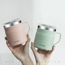 Isolierter Kaffeebecher aus Edelstahl mit Deckel, reisefreundliches Design
