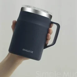 Isolierter Kaffeebecher aus Edelstahl mit Deckel, reisefreundliches Design