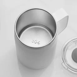Isolierter Kaffeebecher aus Edelstahl mit Deckel, reisefreundliches Design