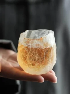 Japanische Teetasse aus Keramik – handgefertigtes Trinkgeschirr mit Eisglasur