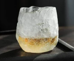 Japanische Teetasse aus Keramik – handgefertigtes Trinkgeschirr mit Eisglasur