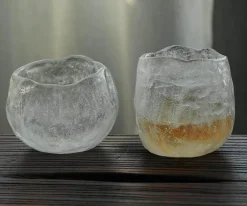 Japanische Teetasse aus Keramik – handgefertigtes Trinkgeschirr mit Eisglasur