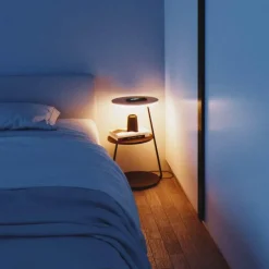 Kabellose Ladelampe aus Holz – sanft leuchtendes Schreibtischlicht