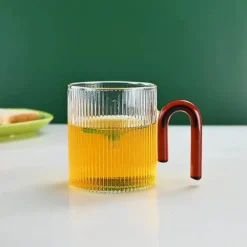 Kaffeebecher aus geriffeltem Glas – bunter, hitzebeständiger Griff