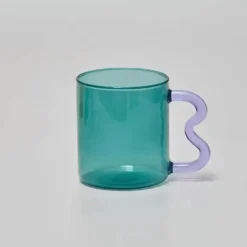 Kaffeebecher aus geriffeltem Glas – bunter, hitzebeständiger Griff