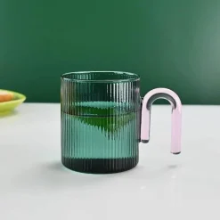 Kaffeebecher aus geriffeltem Glas – bunter, hitzebeständiger Griff