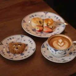 Kaffeeservice aus Keramik – Tasse, Untertasse, Zuckerdose, Milchkännchen, Teller