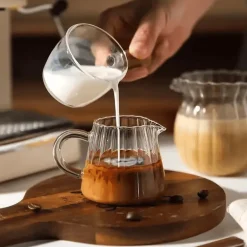 Kaffeetasse mit vertikalen Streifen – ideal für Milch, Tee und Saft