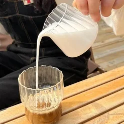 Kaffeetasse mit vertikalen Streifen – ideal für Milch, Tee und Saft