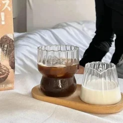 Kaffeetasse mit vertikalen Streifen – ideal für Milch, Tee und Saft