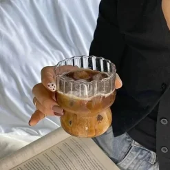 Kaffeetasse mit vertikalen Streifen – ideal für Milch, Tee und Saft