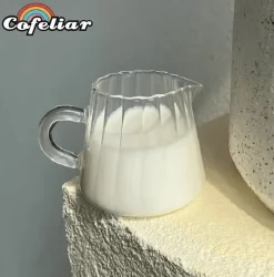 Kaffeetasse mit vertikalen Streifen – ideal für Milch, Tee und Saft