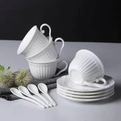 Kaffeetasse und Untertasse aus Keramik – Europäisches Reliefdesign mit Löffel