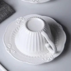 Kaffeetasse und Untertasse aus Keramik – Europäisches Reliefdesign mit Löffel