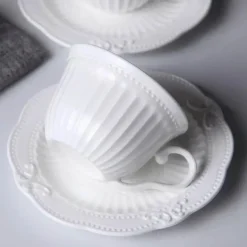 Kaffeetasse und Untertasse aus Keramik – Europäisches Reliefdesign mit Löffel