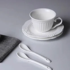 Kaffeetasse und Untertasse aus Keramik – Europäisches Reliefdesign mit Löffel