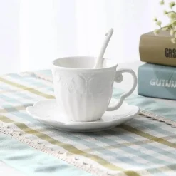 Kaffeetasse und Untertasse aus Keramik – Europäisches Reliefdesign mit Löffel