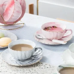 Kaffeetasse und Untertasse aus Porzellan mit Marmorstruktur – elegantes Nachmittagstee-Set