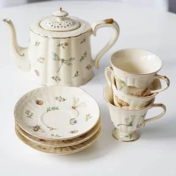 Kaffeetassen- und Tellerset aus Keramik mit Tablett mit Reliefrose