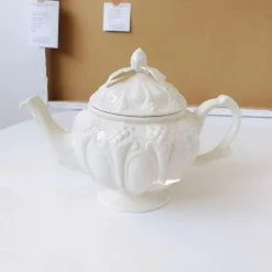 Kaffeetassen- und Tellerset aus Keramik mit Tablett mit Reliefrose