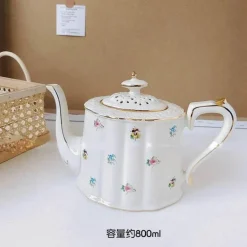 Kaffeetassen- und Tellerset aus Keramik mit Tablett mit Reliefrose