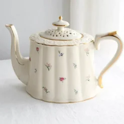 Kaffeetassen- und Tellerset aus Keramik mit Tablett mit Reliefrose