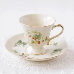 Kaffeetassen- und Tellerset aus Keramik mit Tablett mit Reliefrose