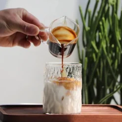 Kaffeetassen-Set aus geripptem Glas – elegantes Trinkgeschirr für heiße Getränke
