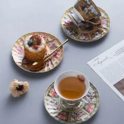 Kaffeetassen-Set aus rosafarbenem Bone China – elegantes Design mit hohem Fuß