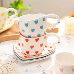 Kaffeetassen-Set mit Herzhenkel – handbemalte rosa Herzen, 250 ml