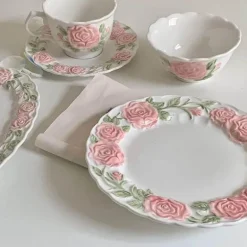 Kaffeetassen-Set mit rosa Rosen – elegantes Trinkgeschirr mit Blumenmuster für Partys