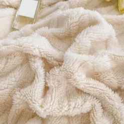 Karierte Überwurfdecke – Gemütlicher Wohndekor-Akzent