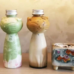 Katzen-Getränkeflasche, umweltfreundlich, im Cartoon-Stil, Trinkbegleiter