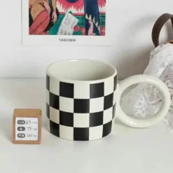 Keramikbecher mit schwarzem Henkel – White Splash Design