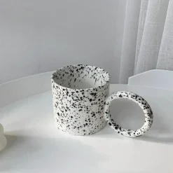 Keramikbecher mit schwarzem Henkel – White Splash Design