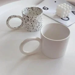 Keramikbecher mit schwarzem Henkel – White Splash Design