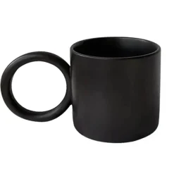 Keramikbecher mit schwarzem Henkel – White Splash Design