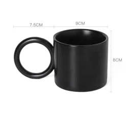 Keramikbecher mit schwarzem Henkel – White Splash Design