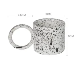 Keramikbecher mit schwarzem Henkel – White Splash Design