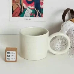 Keramikbecher mit schwarzem Henkel – White Splash Design