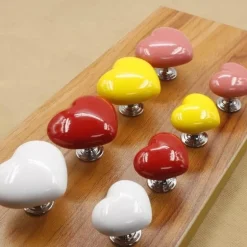 Keramik-Schrankgriff in Herzform – dekorativer Türknauf-Akzent