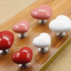 Keramik-Schrankgriff in Herzform – dekorativer Türknauf-Akzent