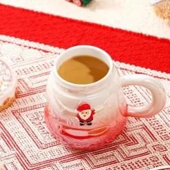 Keramiktasse mit Deckel und Weihnachtsmannmotiv – festliches Trinkgeschirr als Geschenk für fröhliche Momente