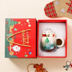 Keramiktasse mit Deckel und Weihnachtsmannmotiv – festliches Trinkgeschirr als Geschenk für fröhliche Momente