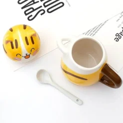 Keramiktasse mit Glückskatze und Löffel – süße Kaffeetasse