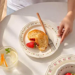 Keramikteller mit Rosenprägung – Elegantes Blumengeschirr